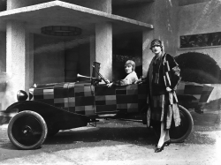 Photograph of two models wearing clothing by Sonia Delaunay, with a Citroën B12 painted after one of the artist’s textile designs, Exposition Internationale des Arts Décoratifs et Industriels, Paris, France, 1925 (photo by Rep Boulogne-Billancourt Photographie).