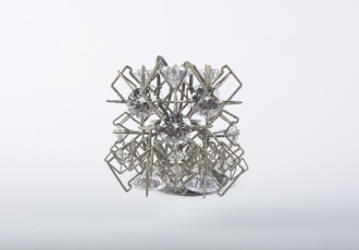 TITLE: ”ELSAQ1” MATERIAL: STAINLESS STEEL, CUBIC ZIRCONIA, THREAD SIZE H=85 W=90 D=90 MM