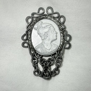 Broach with cameo style portait